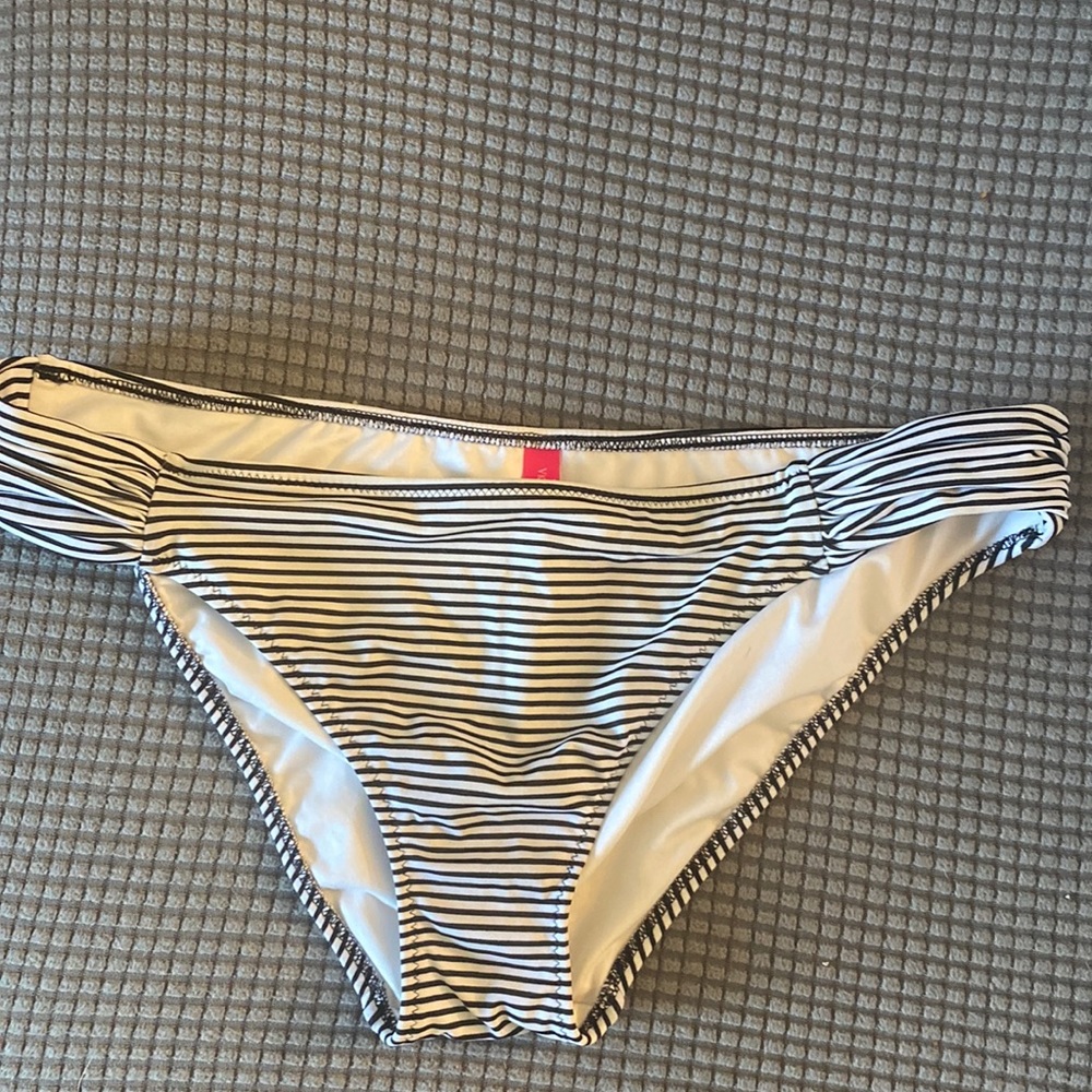 Victoria’s Secret Biko bottoms. Worn once, like new. Size L